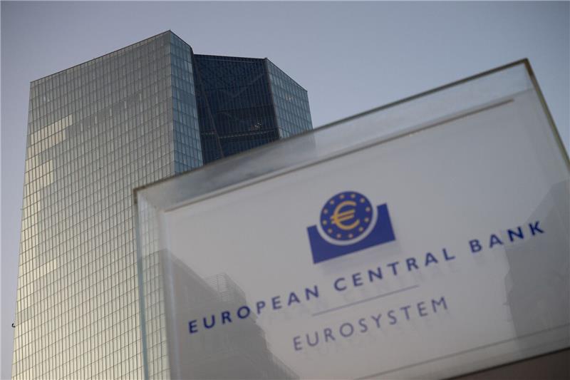 EZB startet Umfrage zu Themen für neue Euro-Banknoten Notenbanken entwickeln regelmäßig neue Banknotenserien, um Fälschern das Handwerk zu erschweren.