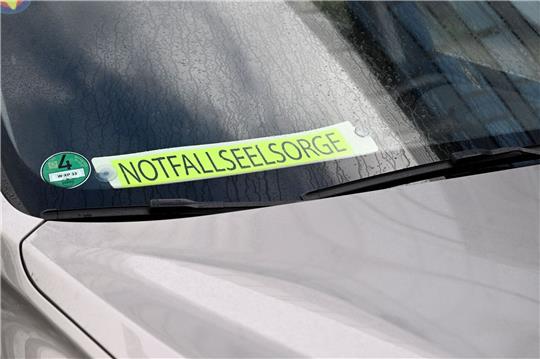 Notfallseelsorge ist an einer Schule vor Ort. In Wuppertal sind an einer Schule mehrere Schüler verletzt worden.