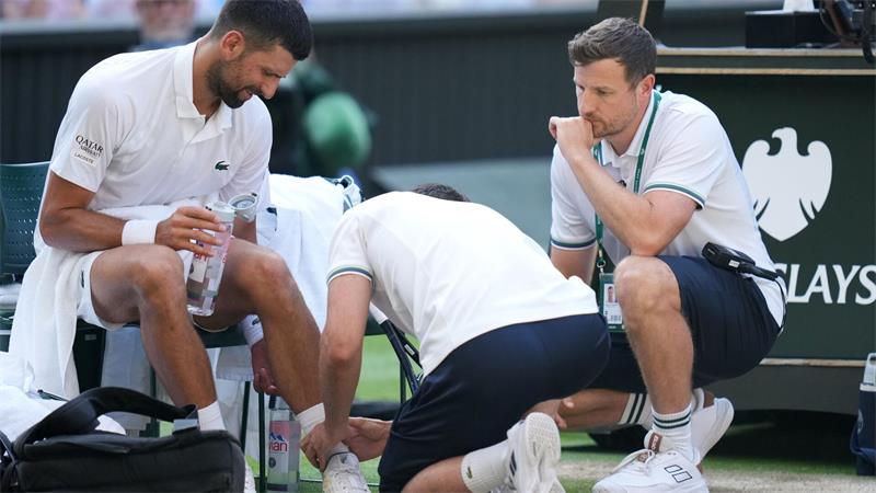 Novak Djokovic erhält medizinische Hilfe.