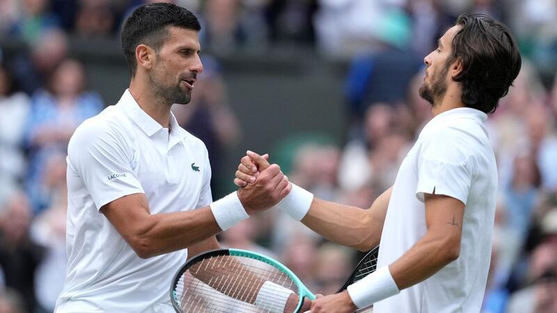 „Geschichte steht auf dem Spiel“: Wissenswertes zu Wimbledon Novak Djokovic (l) steht nur wenige Woche nach einer Knie-Operation im Wimbledon-Finale.