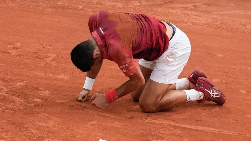 Bericht: Djokovic am Knie operiert - Wohl Wimbledon-Aus Novak Djokovic muss am Knie operiert werden.