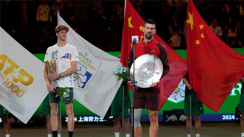 Novak Djokovic (r) blieb nur die Gratulation an Jannik Sinner.