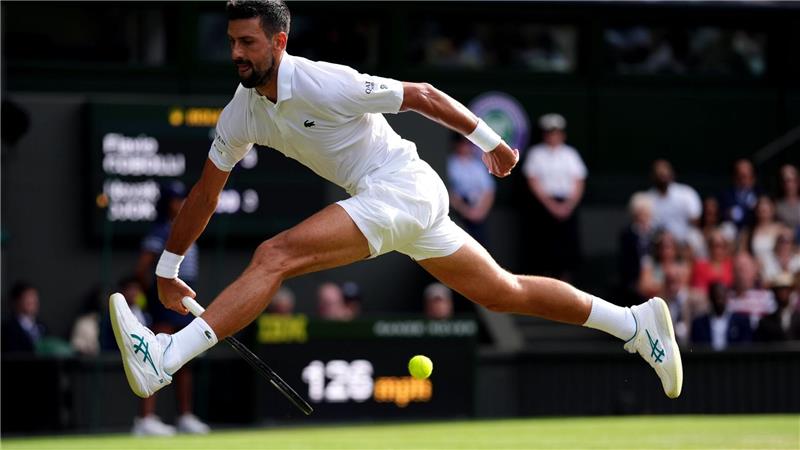 Traum-Halbfinale in Wimbledon: Sinner trifft auf Djokovic Novak Djokovic stürmt auch mit 38 noch akrobatisch ins Halbfinale.