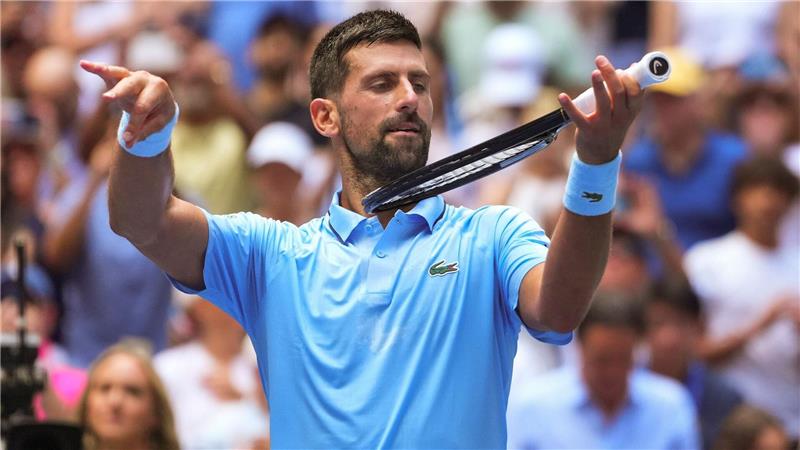 Novak Djokovic tut so, als würde er Geige spielen, nach seinem Sieg bei den US Open in New York gegen Zachary Svajda.