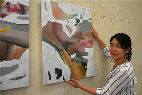 Nozomi Hasegawa hängt ihre Bilder in der Marktkirche auf.