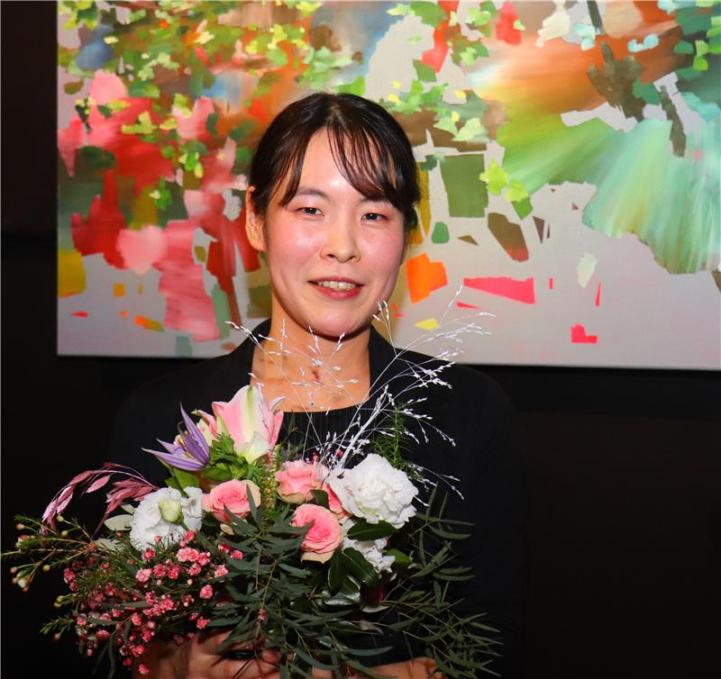 Nozomi Hasegawa lebt ihren Traum Nozomi Hasegawas zarte Tupfenbilder sehen die Umwelt als Metapher für die gesamte Welt. Die Künstlerin der HBK Braunschweig hat den Förderpreis des Zonta-Clubs Goslar St. Barbara erhalten.