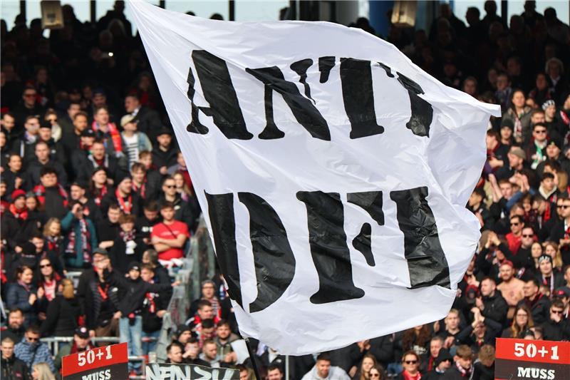 Erneute Proteste: Nürnberg-Fans im Stadion-Innenraum Nürnberger-Fans protestieren gegen die Investorenpläne der DFL.