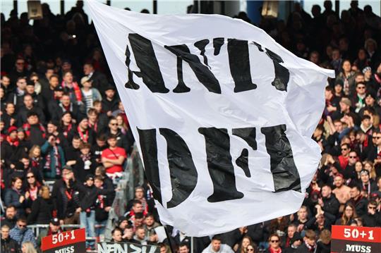 Nürnberger-Fans protestieren gegen die Investorenpläne der DFL.