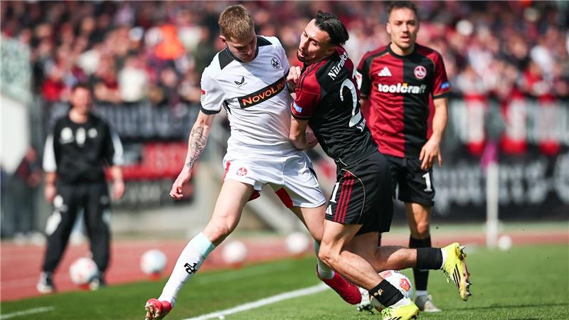 Nürnbergs Berkay Yilmaz (rechts) kämpft gegen Kaiserslautern-Profi Paul Joly um den Ball.