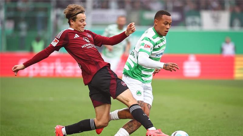 Kloses Nürnberger feiern 4:0-Sieg im Frankenderby Nürnbergs Caspar Jander (links) kämpft gegen den Fürther Roberto Massimo um den Ball.