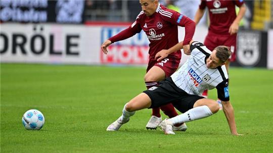 Nürnbergs Danilo Soares (links) kämpft gegen Ulms Lennart Stoll um den Ball.