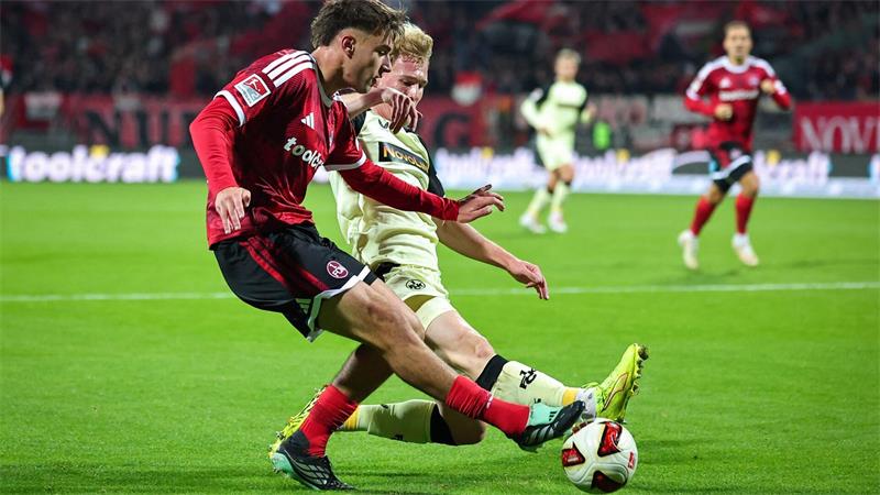 Nürnbergs Fernandez (vorne) im Zweikampf mit Kaiserslautern-Profi Haas.