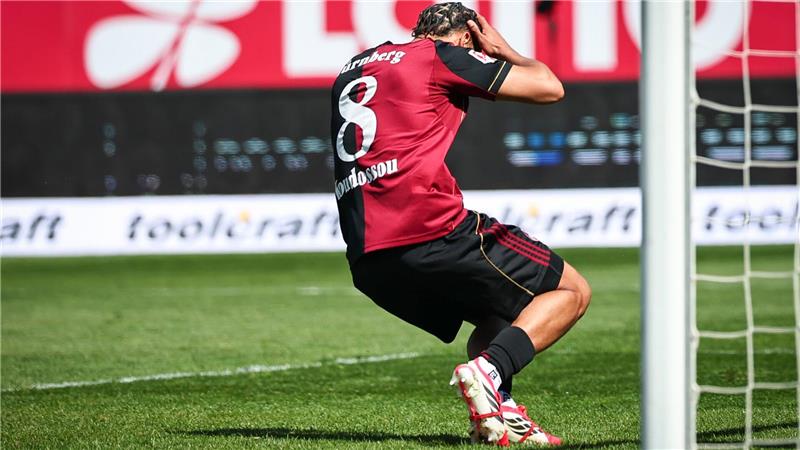 Nürnbergs Henri Koudossou reagiert entsetzt nach seinem Eigentor.