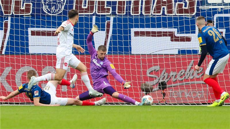 Nürnberg besiegt Kiel: Holstein-Krise weiter verschärft Nürnbergs Julian Justvan (2.v.l) trifft zum 1:0.