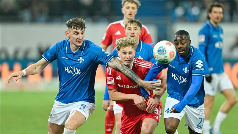 Tribünengast Klose: Nürnberg in Darmstadt eiskalt bestraft Nürnbergs Jungstürmer Piet Scobel (m) hat viel Gegenwehr.