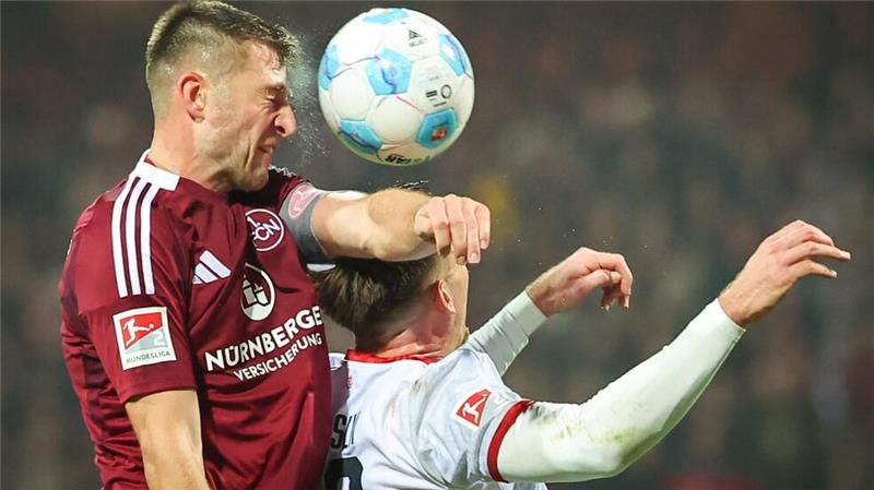 Klose verpasst mit Nürnberg Sieg gegen seinen Herzensclub Nürnbergs Kapitän Robin Knoche (l) im Luftkampf mit Daniel Hanslik.