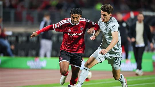 Nürnbergs Rayan Ghrieb (links) im Zweikampf mit Joakim Maehle aus Wolfsburg.