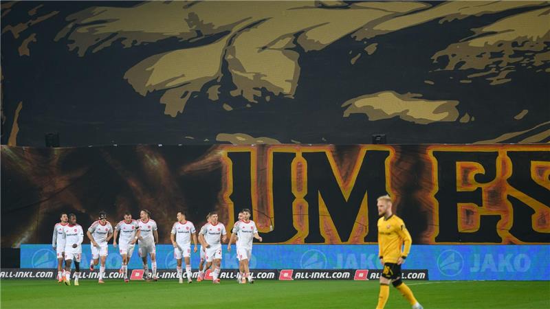 Nürnberg weiter auf dem Weg nach oben: 2:1 in Dresden Nürnbergs Spieler jubeln nach dem Tor zum 0:1.