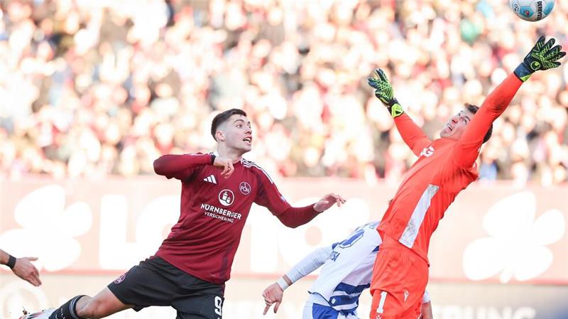 Kloses Nürnberger verhindern KSC-Sprung auf Platz eins Nürnbergs Stefanos Tzimas köpft den Ball ins KSC-Tor.