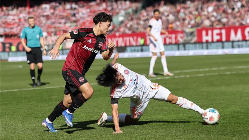 Nürnbergs Youngster Justin von der Hitz (l) im Zweikampf mit dem Düsseldorfer Satoshi Tanaka.