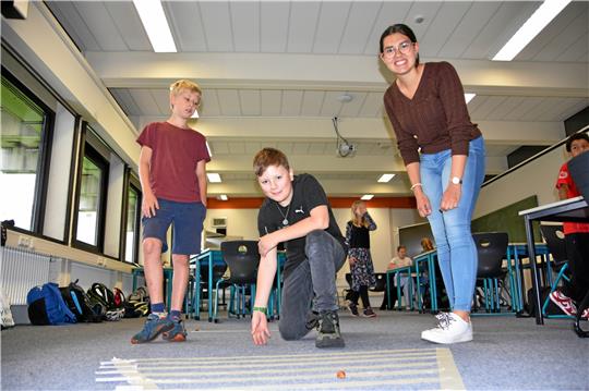 Nüsse werfen: Richard, Anton und Paula beim Delta-Spiel. „Wir sind begeisterte Lateiner“, erklärt Paula lachend.  Fotos: Berg