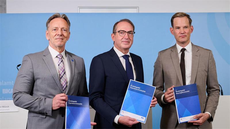 „Null Toleranz gegenüber denen, die an der Sucht verdienen“, fordert der Bundesdrogenbeauftragte, Hendrik Streeck (rechts)