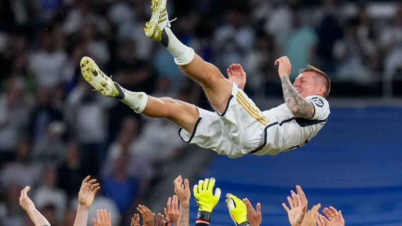 Kroos und die 48.000 Pokale: „Ein wunderschönes Bilderbuch“ Nun ist Schluss: Bei seinem letzten Heimspiel für Real Madrid wurde Kroos von Teamkollegen und Fans gefeiert.