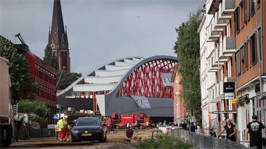 Nun ist sie da. Die neue Sternbrücke steht an ihrem Zielort.