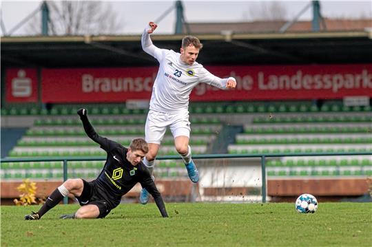 Nun soll es losgehen: Nachdem das Spiel gegen Schöningen am vergangenen Wochenende ausgefallen ist, will die TSG Bad Harzburg jetzt ins Geschehen eingreifen. Für Timo Schwanecke und seine Mitspieler geht es zu Vahdet Salzgitter.  Foto: Drechsler