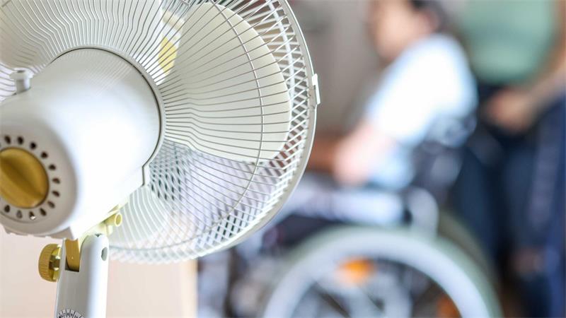 Wie gut sind Pflegeheime und Kliniken gegen Hitze gerüstet? Nur 14,5 Prozent der Neubauten des Sozialwesens wurden nach Daten des Statistischen Bundesamtes im vergangenen Jahr mit Anlagen zur Kühlung ausgerüstet.