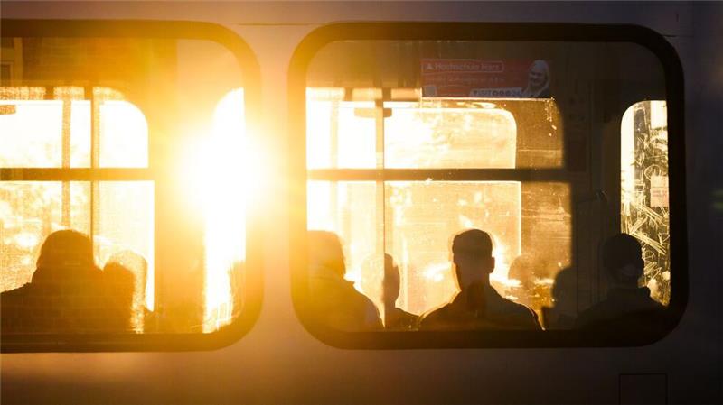 Jeder Dritte fühlt sich schlecht mit Bus und Bahn angebunden Nur 17 Prozent der Befragten gaben an, dass sich die Anzahl der Abfahrten mit Bus oder Bahn an der nächstgelegenen Haltestelle in den letzten fünf Jahren verbessert habe. (Archivbild)