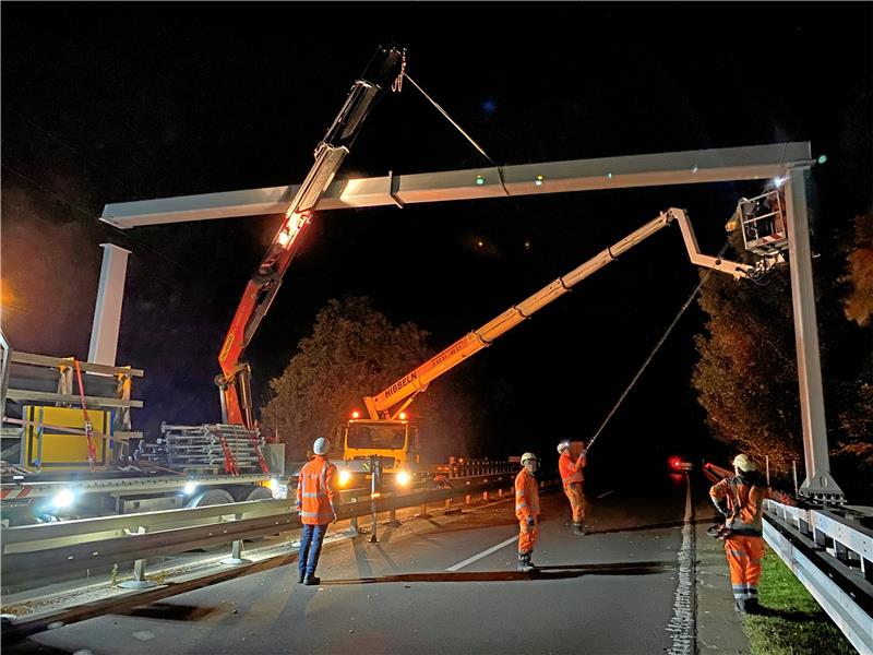 Baustelle mit Vollsperrung: Wie bei Bad Harzburg aus der B 4 über Nacht Autobahnen werden Nur 18 Meter misst der Querträger der kleineren Schilderbrücke, die in Höhe der Abfahrt Westerode aufgebaut wird. Für die Arbeiter ist die Montage Milli meterarbeit, denn die tonnenschwere Konstruktion muss quasi bündig aufeinanderpassen. Fotos: Schlegel