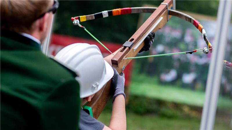 Nur Jungen dürfen beim Kinderschützenfest mit der Armbrust schießen. 