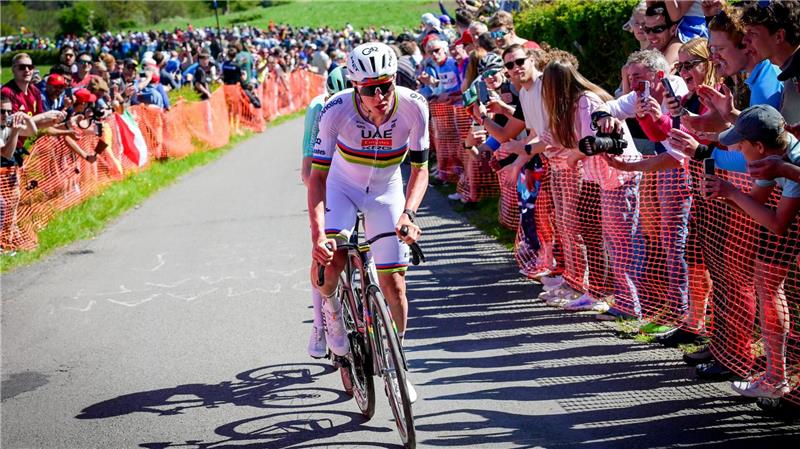 Nur Tadej Pogacar (vorne) konnte Paul Seixas bei Lüttich-Bastogne-Lüttich abhängen.