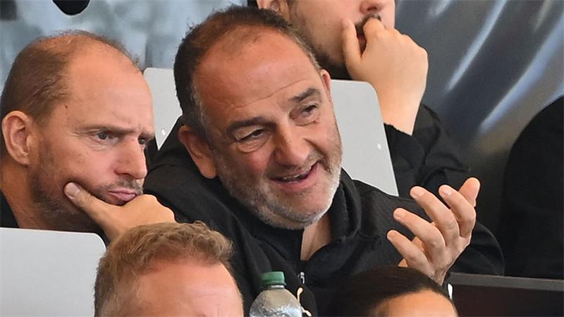 „Es ist unfassbar“: Jeddeloh II schafft Pokal-Sensation Nur auf der Tribüne: Heidenheims gesperrter Trainer Frank Schmidt (r).