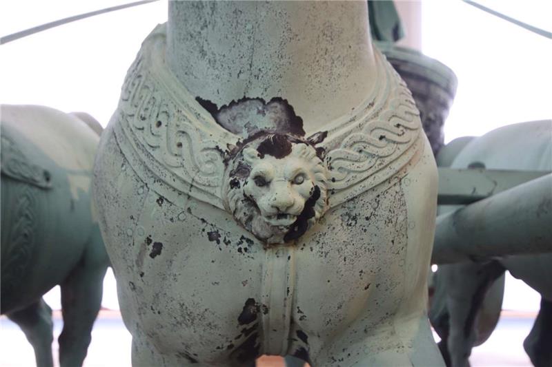 Nur aus der Nähe sind die filigranen Details wie der Löwenkopf zu sehen.