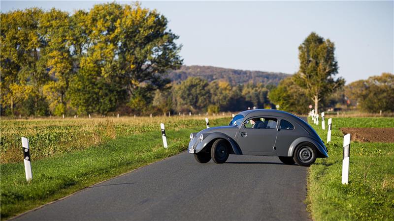 Ältester VW Käfer der Welt fährt wieder Nur bei trockenem Wetter fährt Traugott Grundmann sein Auto.