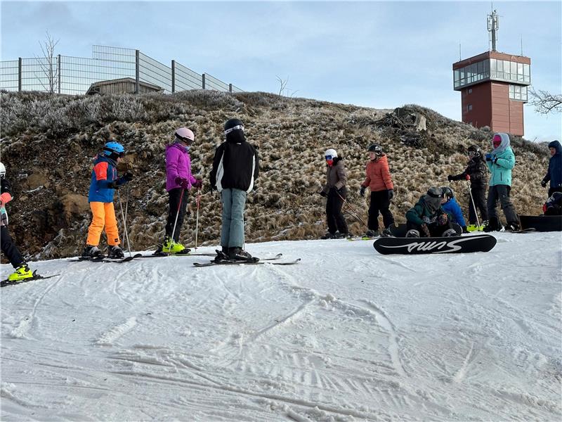 Braunlage: Zur Hochsaison liegt Schnee am Wurmberg Nur der Start nach dem Liftausstieg weist ein geringes Gefälle auf. Danach wird es steiler, und die Mitarbeiter der Wurmbergseilbahn-Gesellschaft haben diese Pisten gut präpariert. Fotos: Eggers