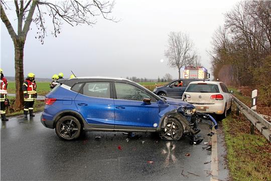 Nur der dunkle VW Turan (im Hintergrund) bleibt nach dem Unfall auf der B 6 noch fahrbereit. Der Golf in der Mitte und der blaue Seat müssen abgeschleppt werden. Foto: Leifeld