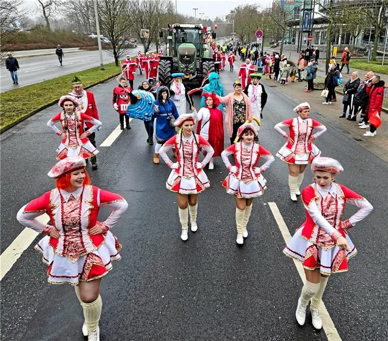 Beim Schoduvel: Karnevalisten im „Hochwassereinsatz“ Nur die Funken sind von der maritimen Kleidung ausgenommen, die zum Hochwasser-Motto passt. Fotos: Privat