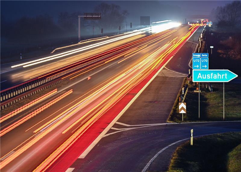 Klimaaktivisten schrauben 250 Schilder auf Autobahnen ab Nur die Lichtspuren von vorbei fahrenden Pkw und Lkw sind am frühen Morgen auf der Autobahn A12 zu sehen.