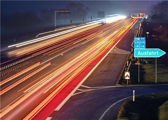 Nur die Lichtspuren von vorbei fahrenden Pkw und Lkw sind am frühen Morgen auf der Autobahn A12 zu sehen.