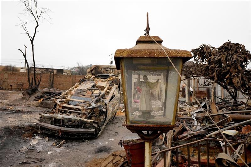 Mehr als 130 Tote bei Waldbränden in Chile Nur die Statue von Papst Johannes Paul II. steht hier noch. Die Gegend um Vina del Mar ist besonders stark von den Waldbrände betroffen.