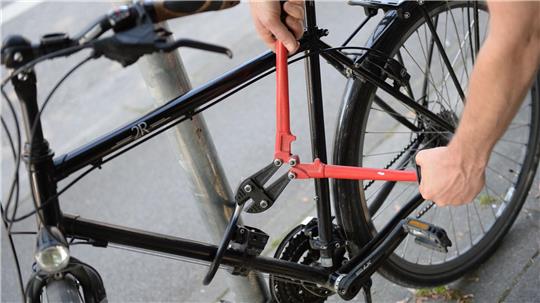 Nur eben schnell abgestellt - und zack, kann das Fahrrad weg sein. Laut den Versicherern haben Diebe ihre Strategie verändert. (Symbolbild)