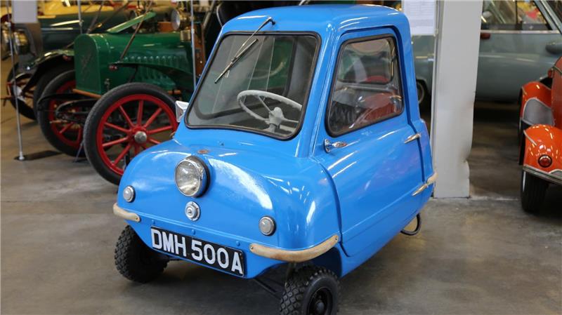 Nur eine Tür und einen Seitenspiegel besitzt das Auto.