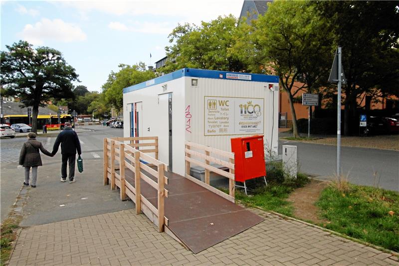 Toiletten am Goslarer Bahnhof sollen auf Pendlerparkplatz Nur eine Übergangslösung: Der WC-Container auf dem ehemaligen Zirkus-Abladeplatz steht seit Ende Mai. Foto: Epping