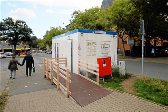 Nur eine Übergangslösung: Der WC-Container auf dem ehemaligen Zirkus-Abladeplatz steht seit Ende Mai.  Foto: Epping