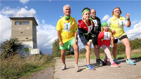 Nur eine kleine Gruppe geht beim Auftakt zum Staffelllauf am Grünen Band an den Start – links geht Organisator Enrico Kretschmar in Position.