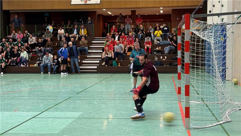 Torhüter Robin Wagner steht im Tor und der Ball rollt an ihm vorbei ins Tor.