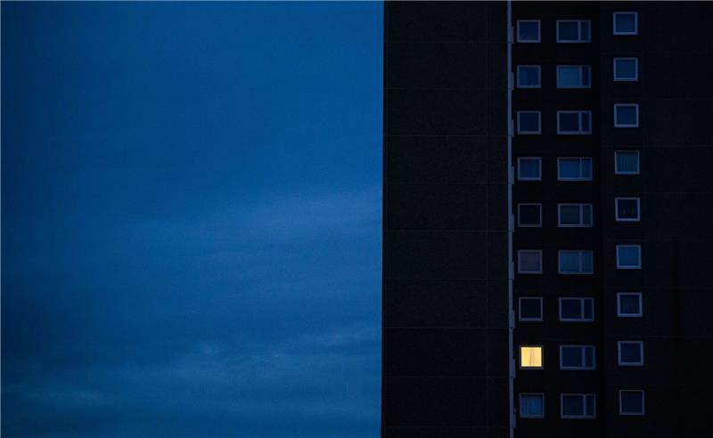 Gaspreisdeckel: Spagat zwischen Entlastung und Sparanreiz Nur einer Wohnung eines Mehrfamilienhauses brennt am frühen Morgen Licht. Die teils massiv gestiegenen Preise für Gas und Strom bereiten viele Menschen in Deutschland finanzielle Schwierigkeiten.